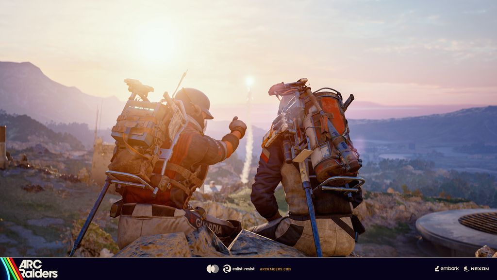 Hai Raider đeo ba lô nhìn ra thung lũng lúc hoàng hôn, một người giơ ngón tay cái, phía dưới có logo ARC Raiders
